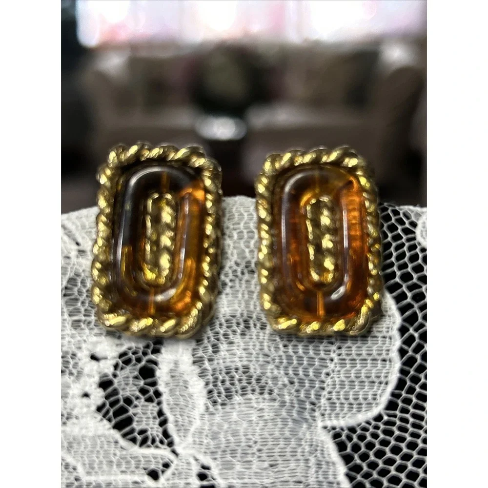 Vtg Dauplaise Gold Tone Faux Amber Lucite Screw Back Earrings 1